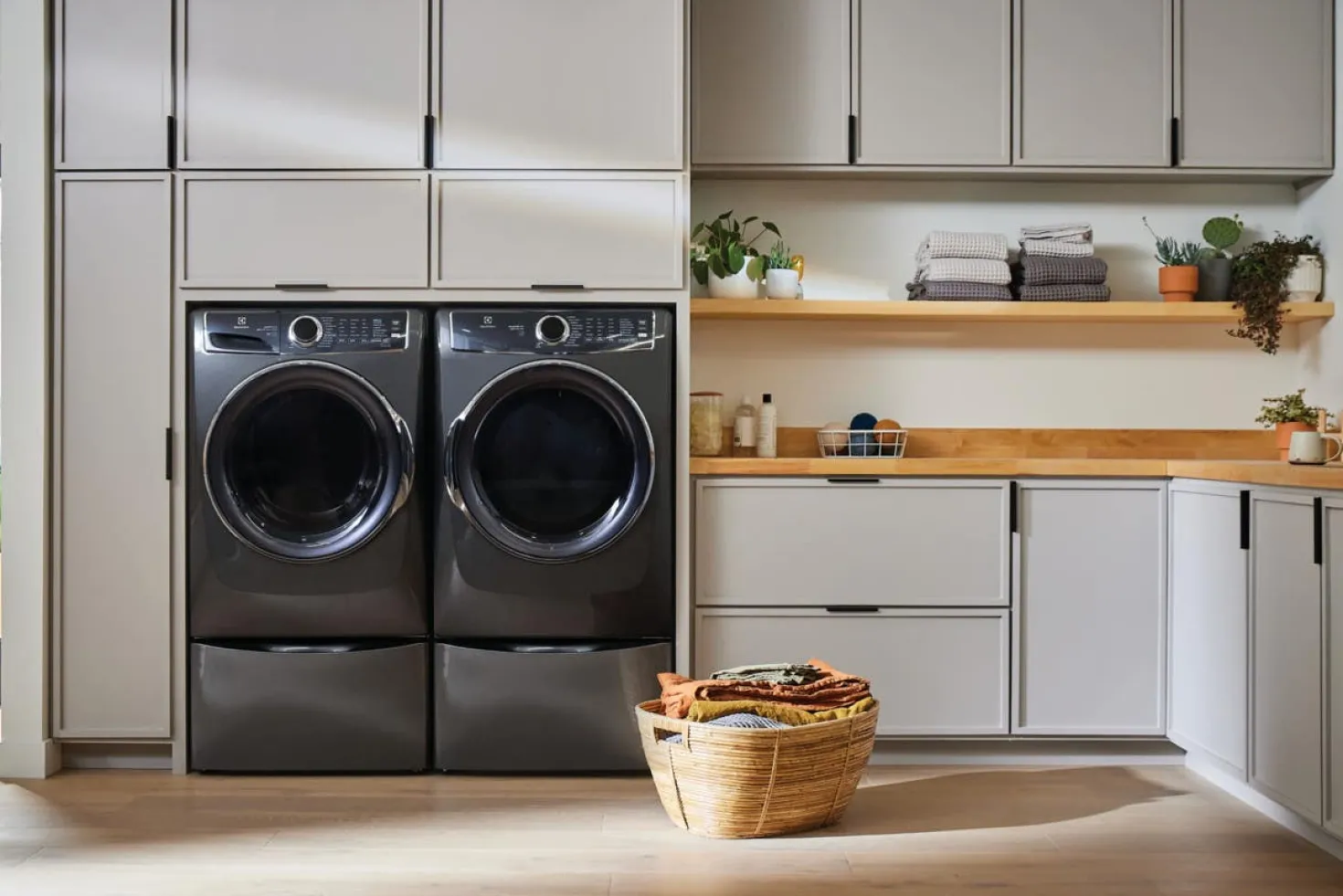 ELECTROLUX Sécheuse Chargement frontal Titane 27" - ELFE763CAT